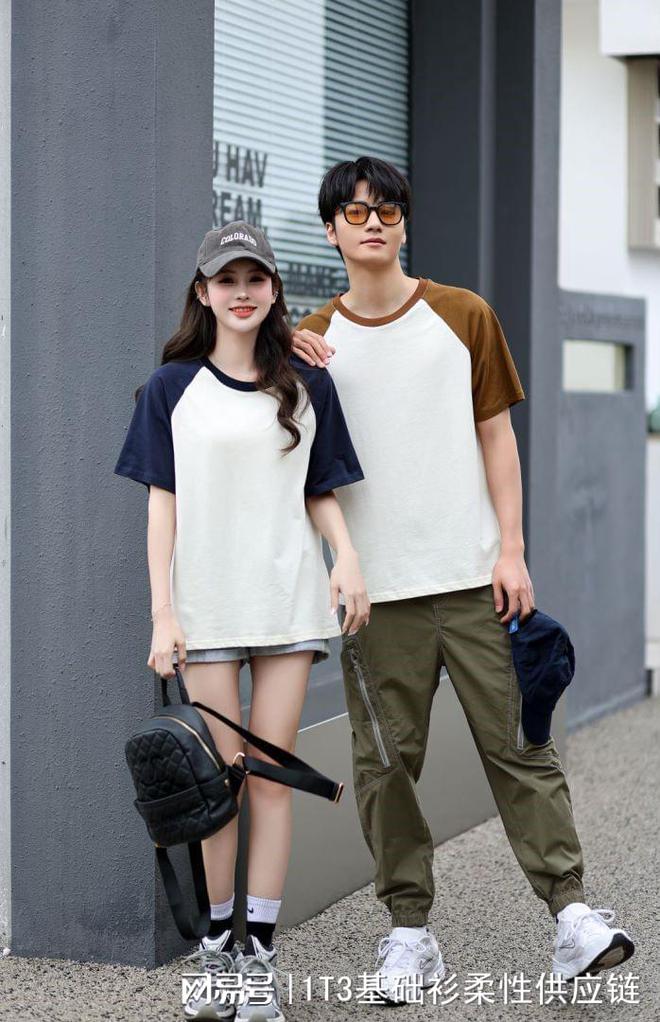 工作服定制年青人的T恤穿搭：打造灿艳多彩的生机气势派头(图3)