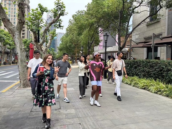金年会官网阿联酋网红达人安步上海陌头免签新政下的万万级“种草”之旅(图5)