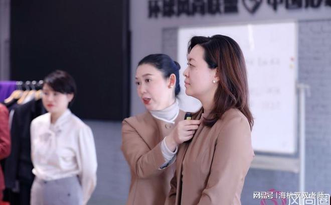 服装设计口试同款西装差别分？妥学解读着装三大隐形评价尺度。(图1)